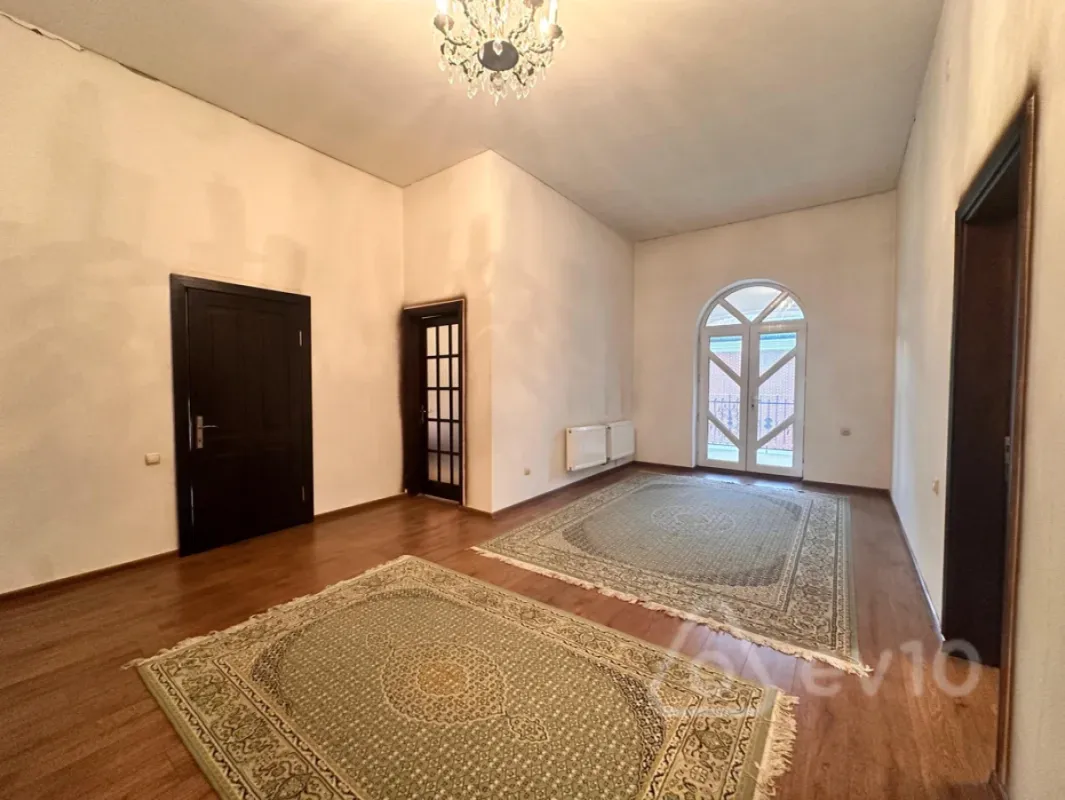 Satılır 5 otaqlı həyət evi 240 m²