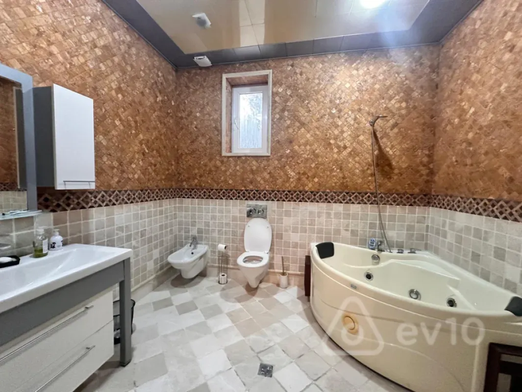 Satılır 5 otaqlı həyət evi 240 m²