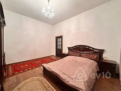 Satılır 5 otaqlı həyət evi 240 m²