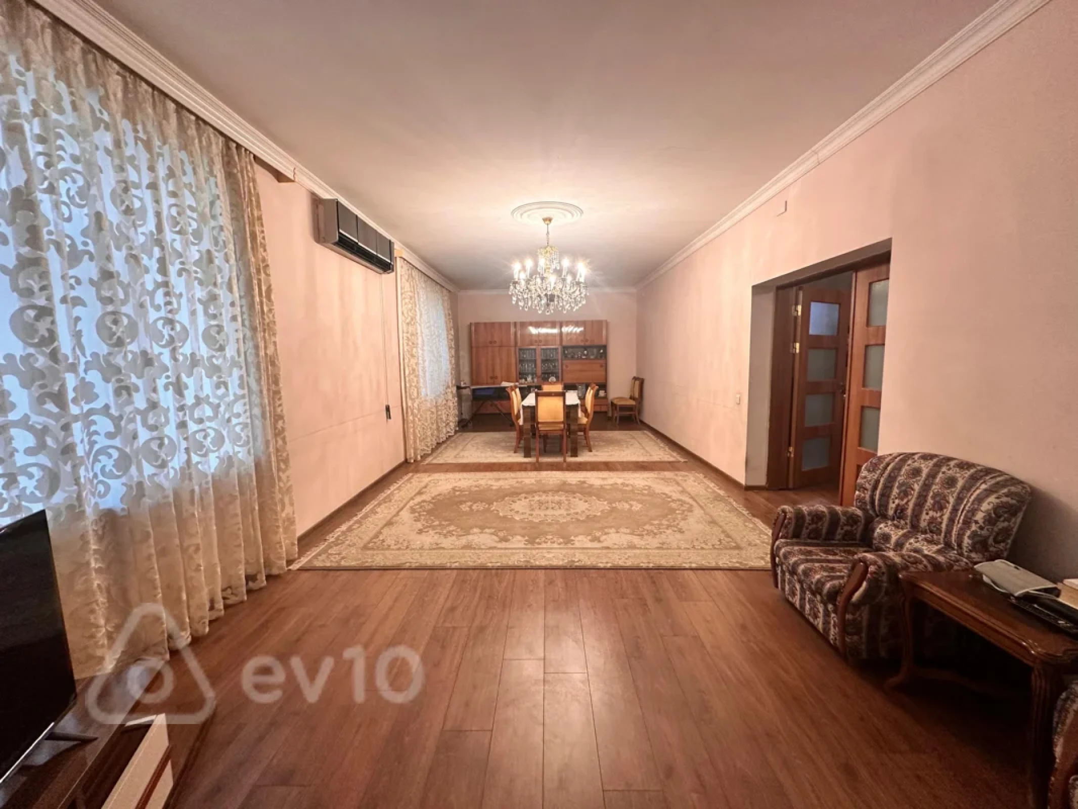 Satılır 5 otaqlı həyət evi 240 m²