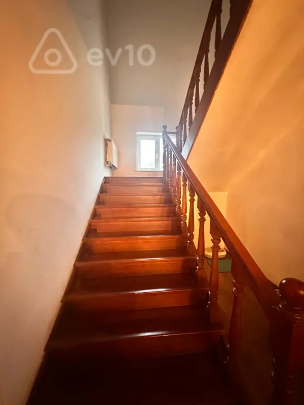 Satılır 5 otaqlı həyət evi 240 m²
