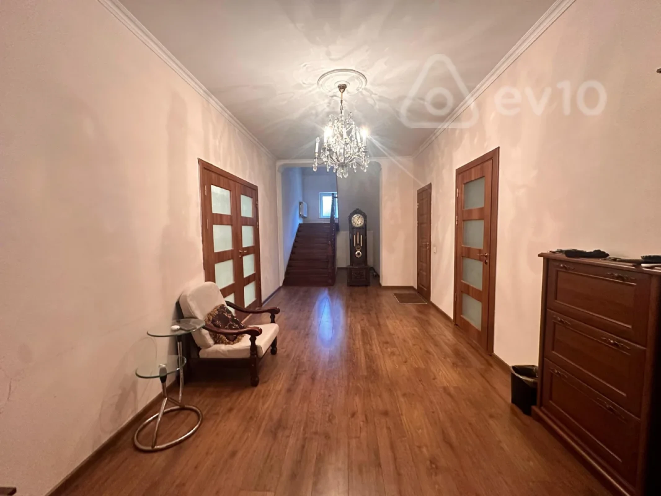 Satılır 5 otaqlı həyət evi 240 m²