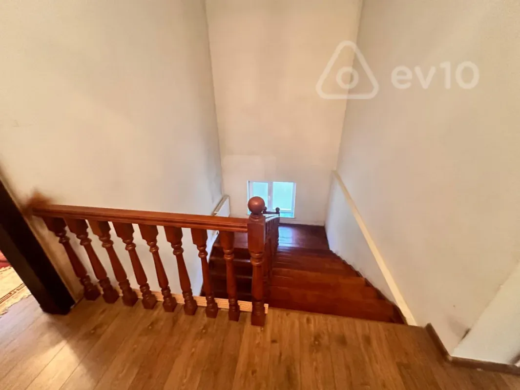 Satılır 5 otaqlı həyət evi 240 m²