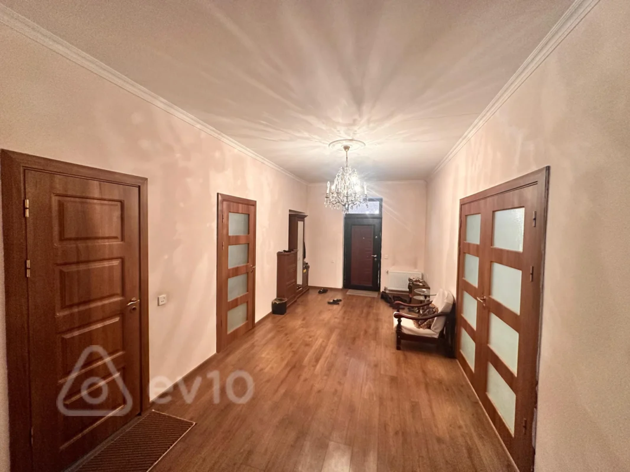 Satılır 5 otaqlı həyət evi 240 m²