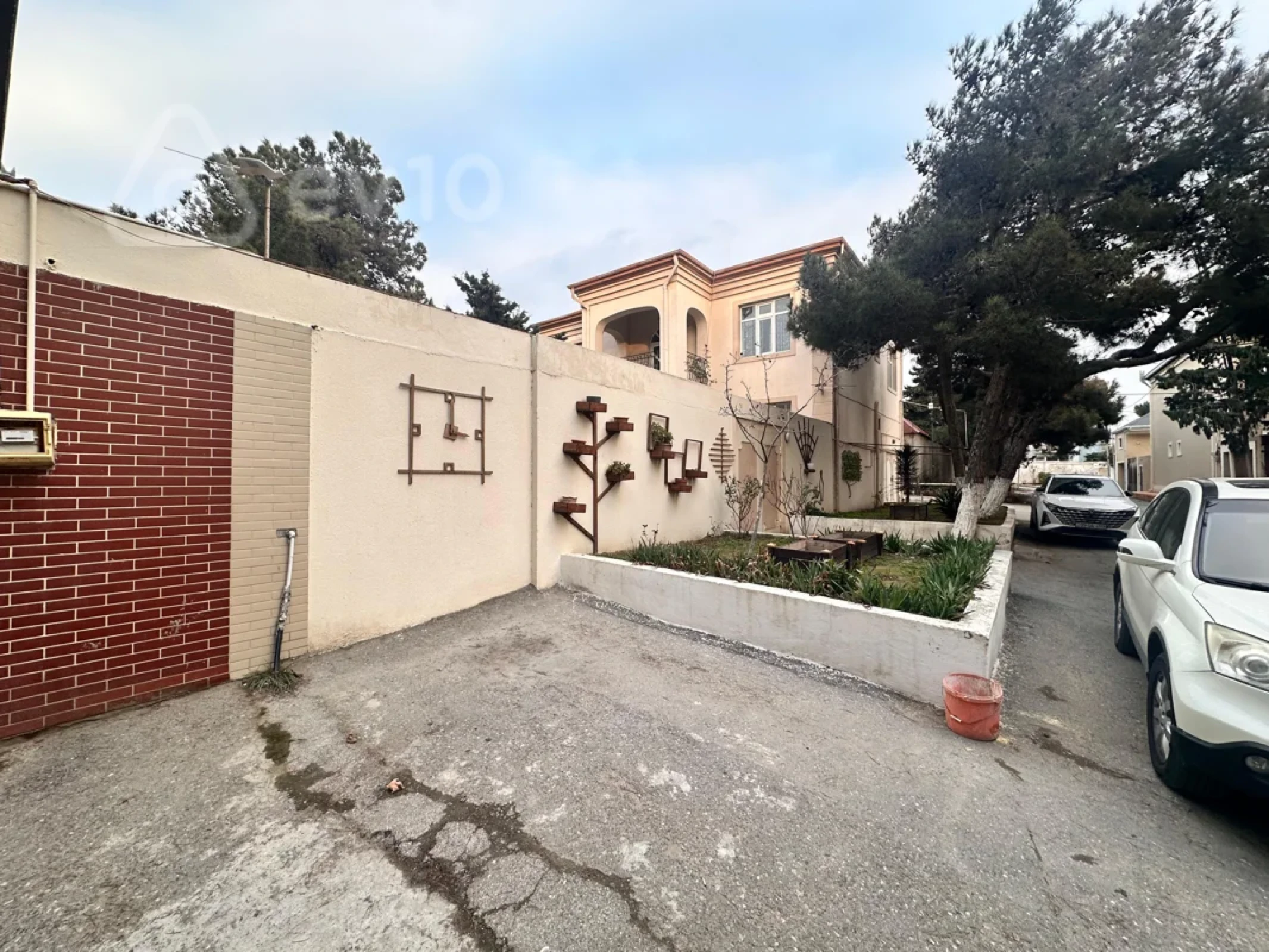 Satılır 5 otaqlı həyət evi 240 m²