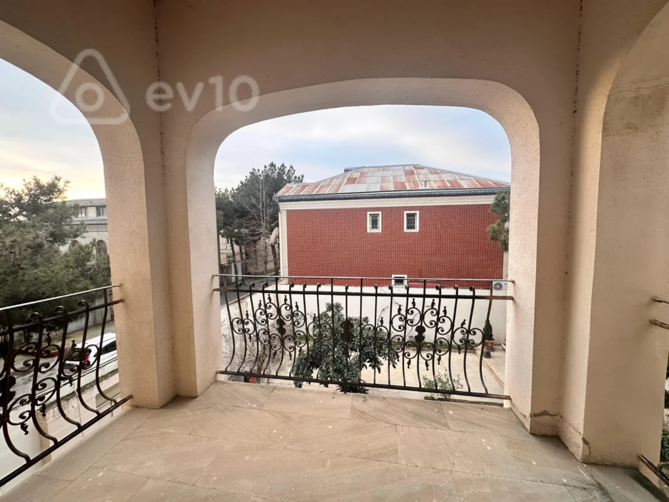 Satılır 5 otaqlı həyət evi 240 m²