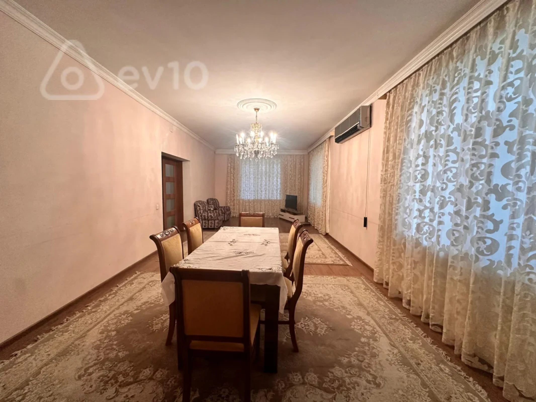 Satılır 5 otaqlı həyət evi 240 m²