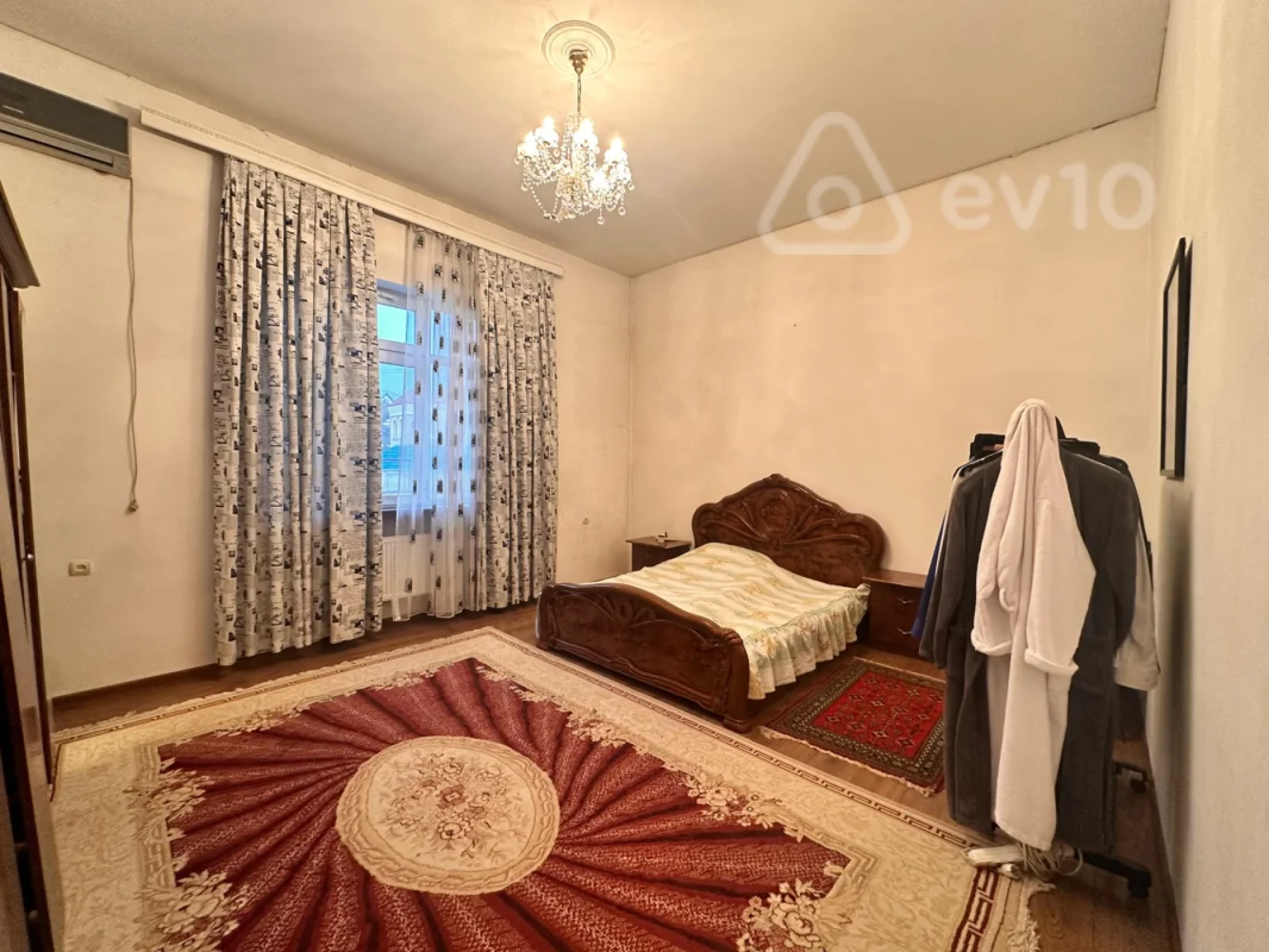 Satılır 5 otaqlı həyət evi 240 m²