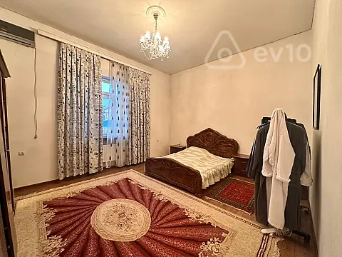 Satılır 5 otaqlı həyət evi 240 m²