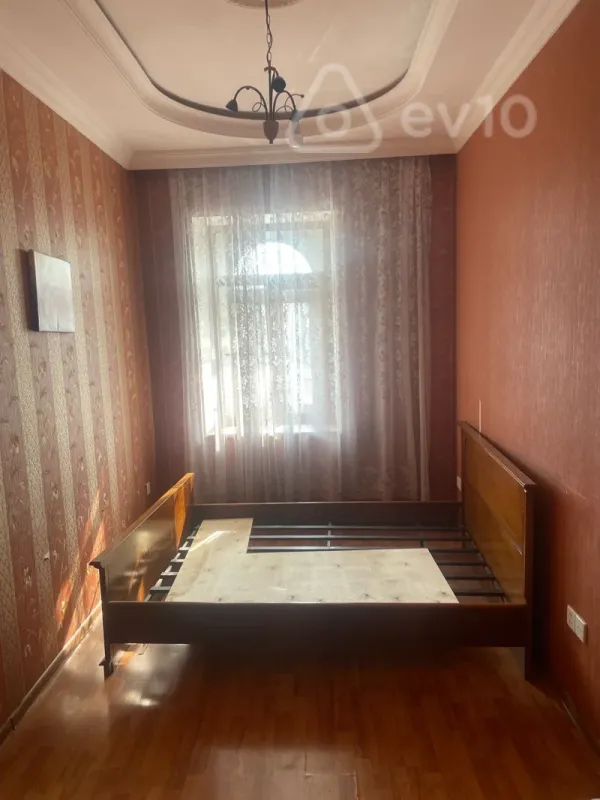 Satılır 2 otaqlı köhnə tikili 57 m²