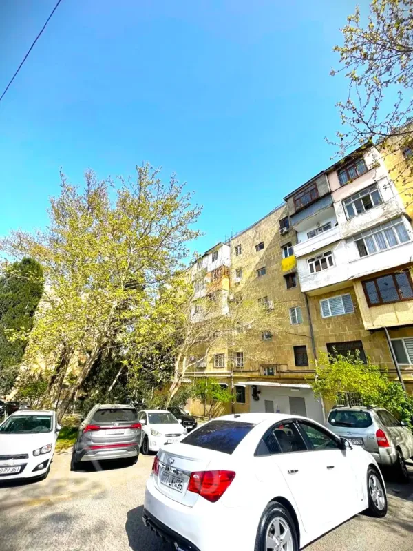 Satılır 3 otaqlı köhnə tikili 100 m²