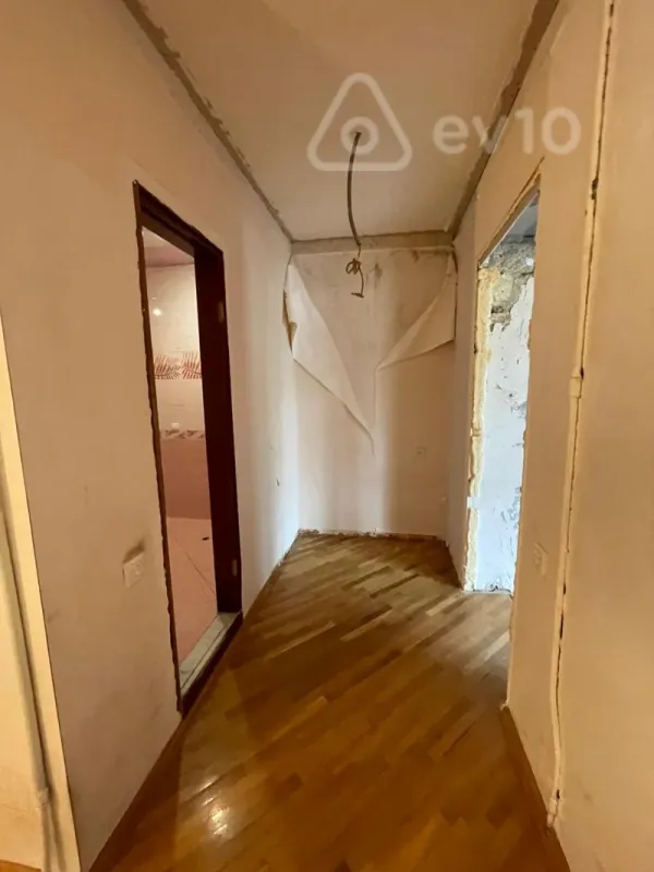 Satılır 3 otaqlı köhnə tikili 100 m²