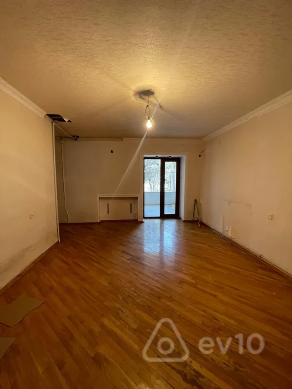 Satılır 3 otaqlı köhnə tikili 100 m²