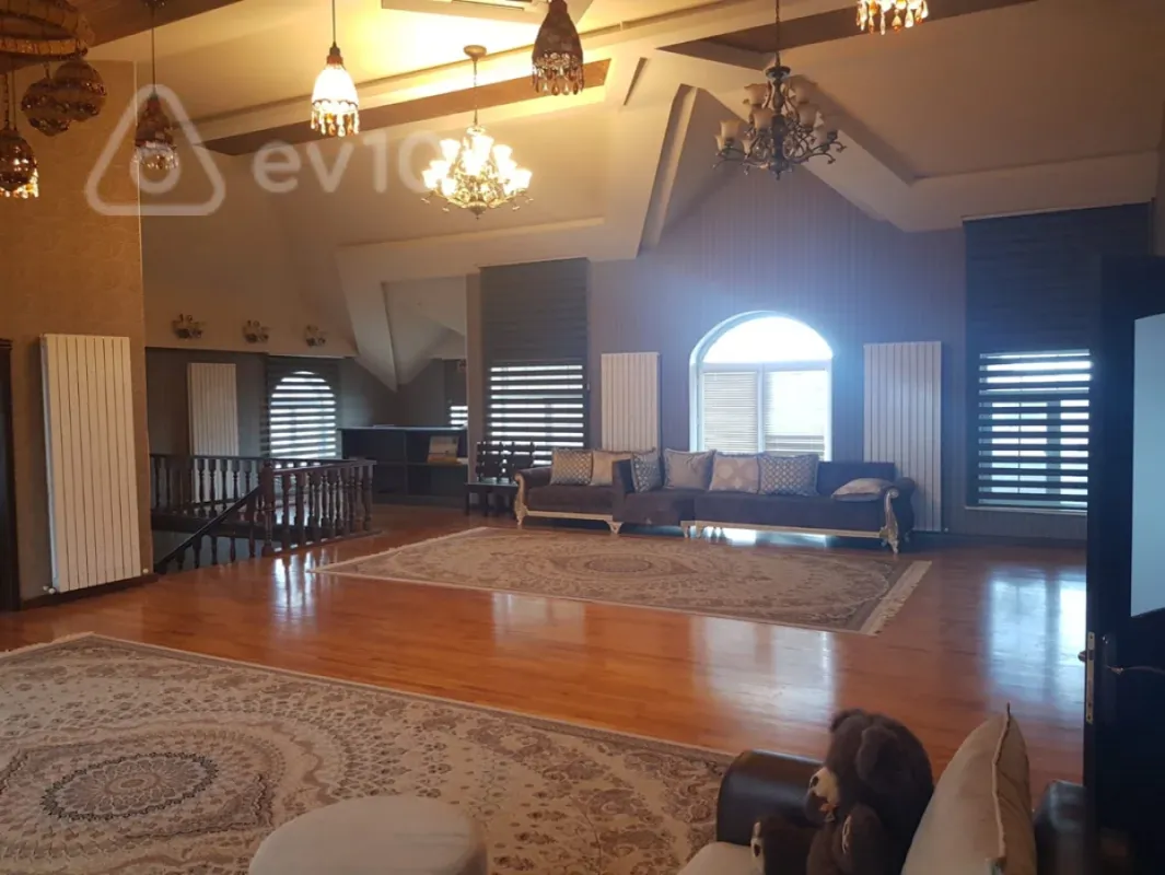 Satılır 9 otaqlı həyət evi 450 m²