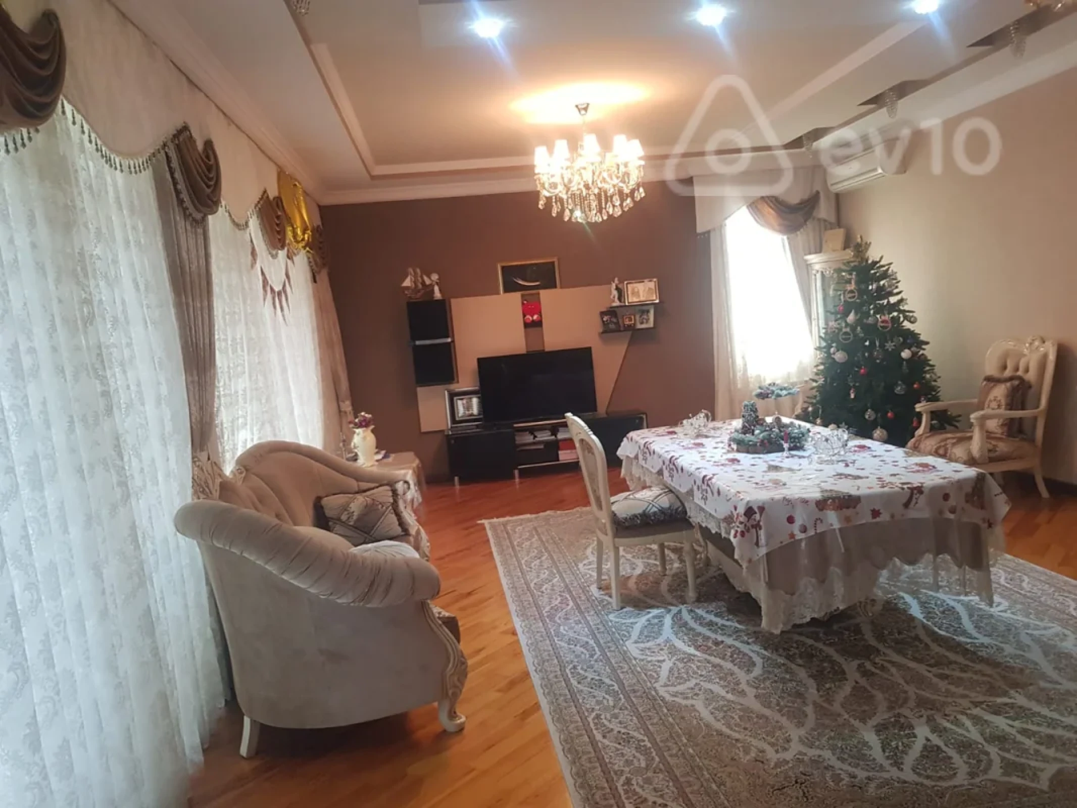 Satılır 9 otaqlı həyət evi 450 m²
