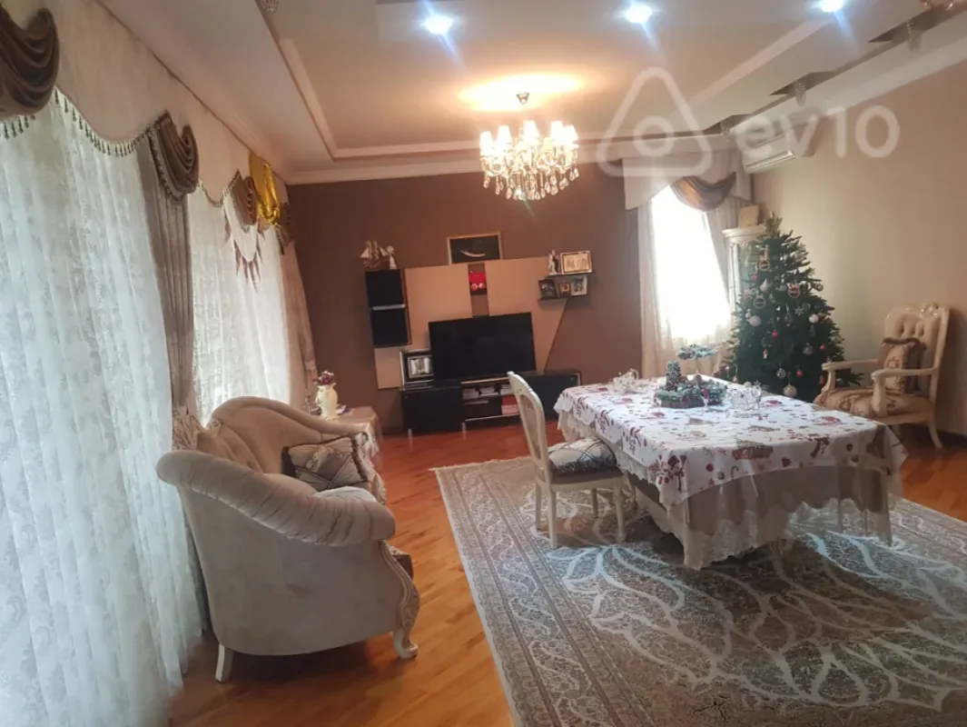 Satılır 9 otaqlı həyət evi 450 m²