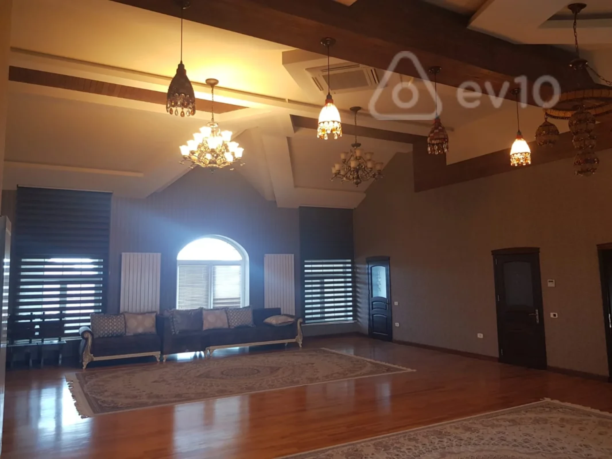 Satılır 9 otaqlı həyət evi 450 m²