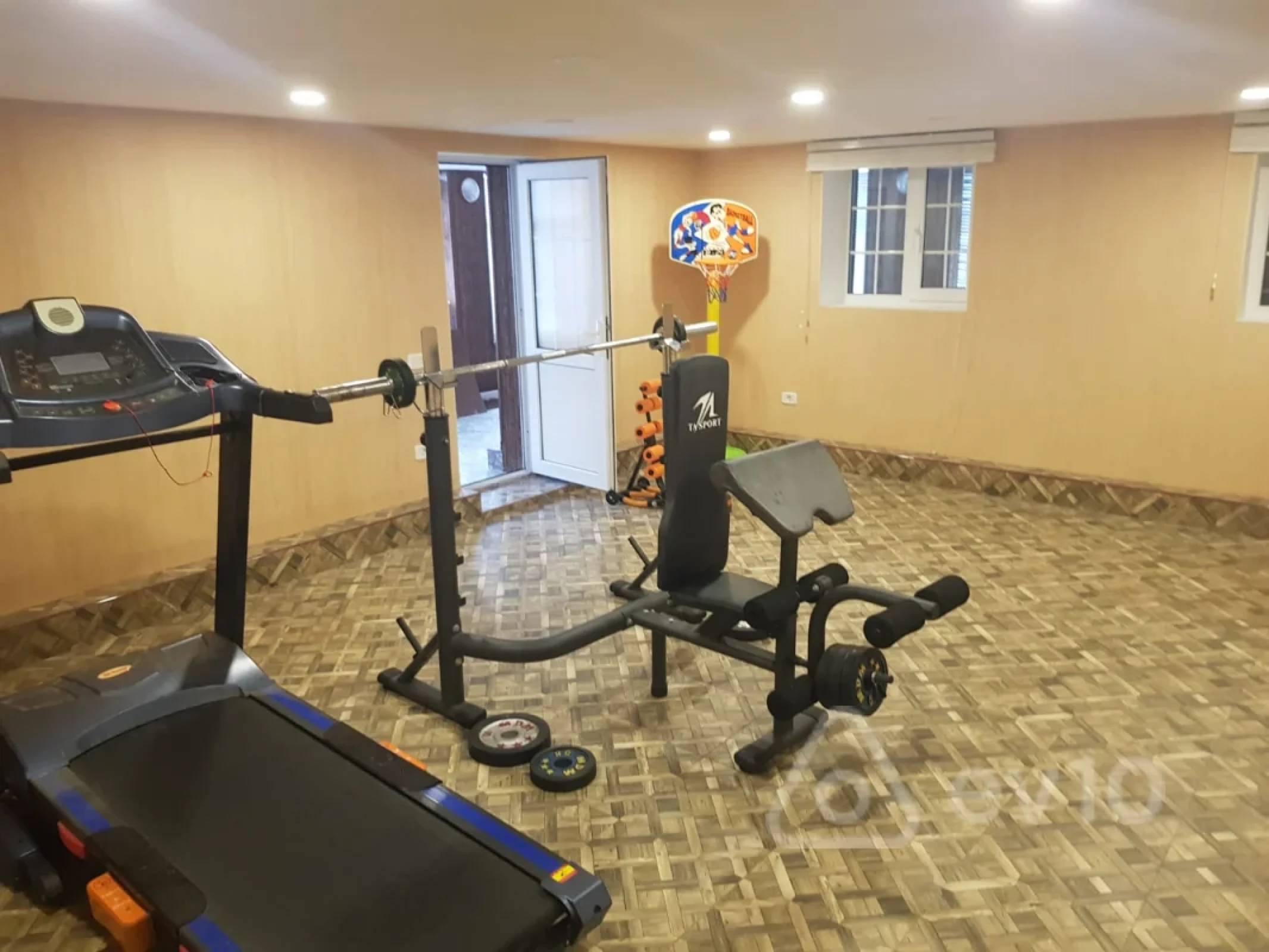 Satılır 9 otaqlı həyət evi 450 m²