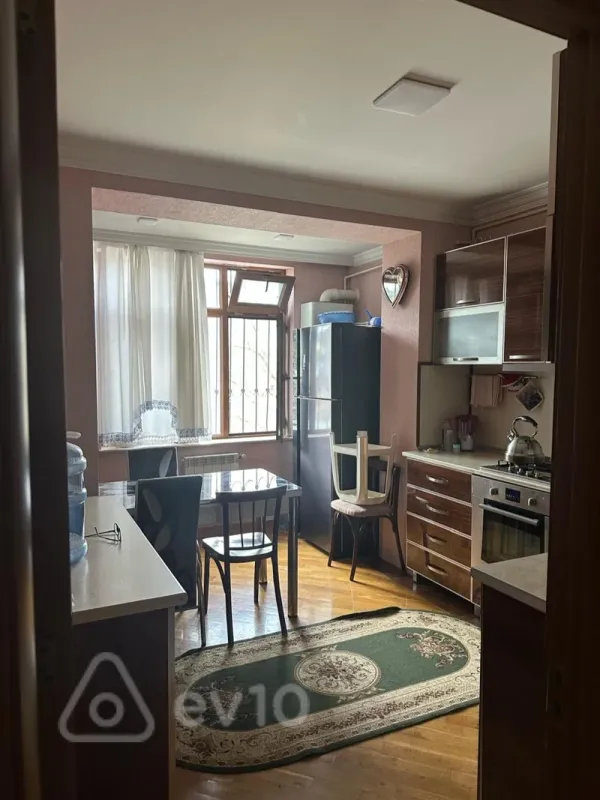 Satılır 4 otaqlı köhnə tikili 100 m²