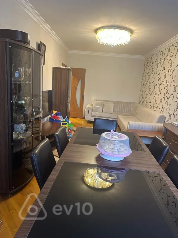 Satılır 4 otaqlı köhnə tikili 100 m²