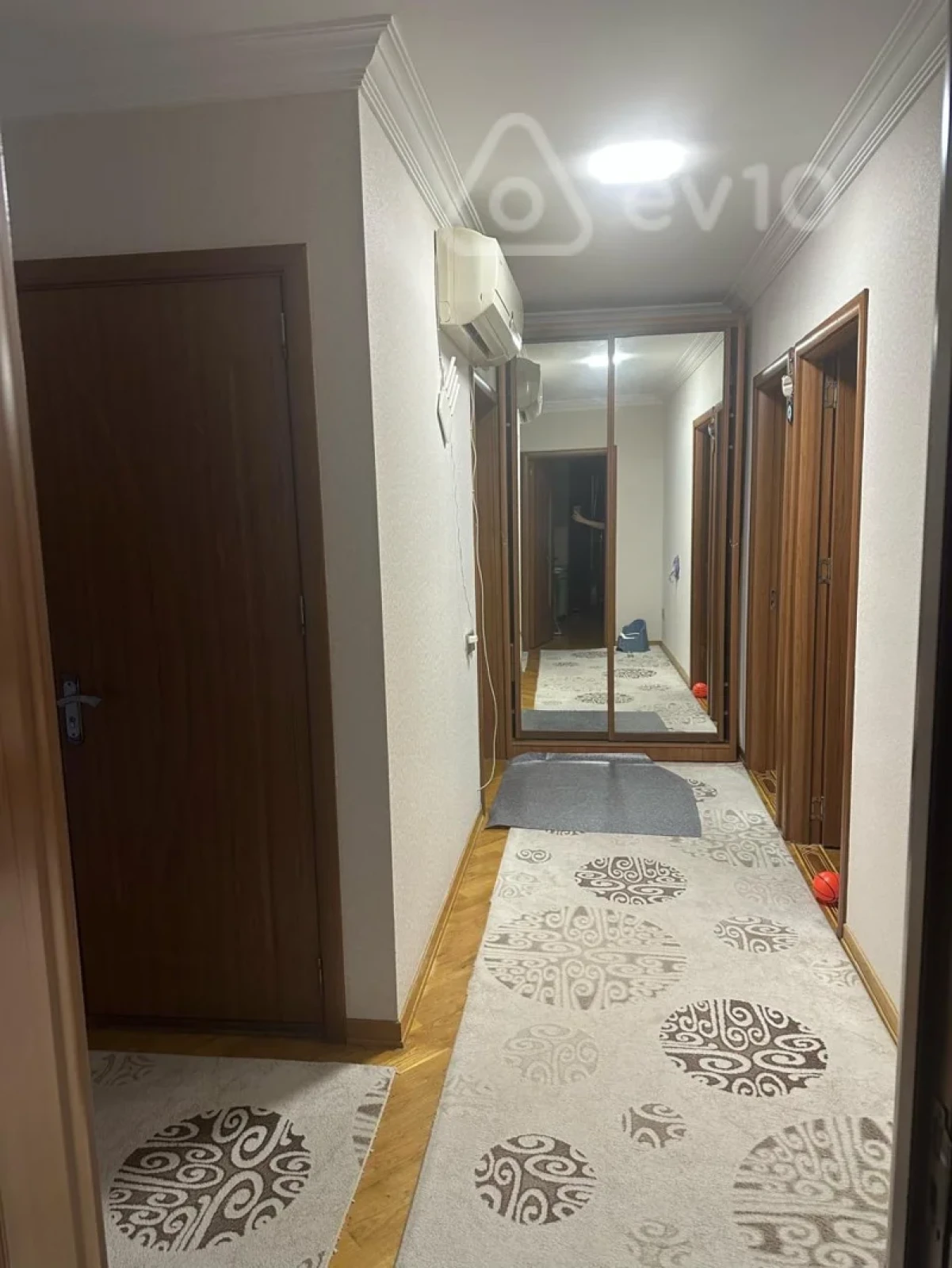 Satılır 4 otaqlı köhnə tikili 100 m²
