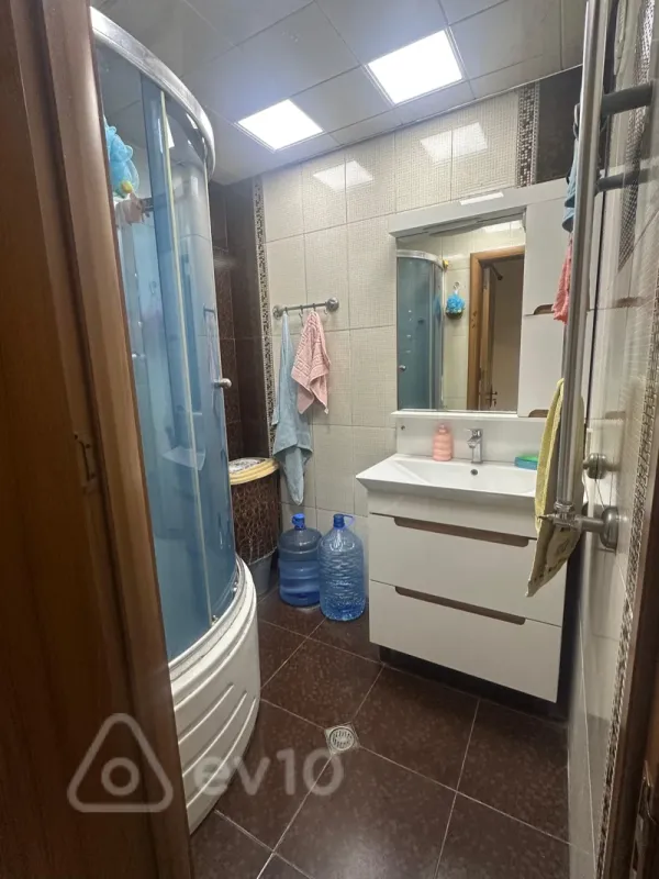 Satılır 4 otaqlı köhnə tikili 100 m²