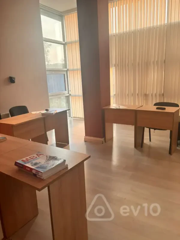 Kirayə verilir 7 otaqlı ofis 135 m²