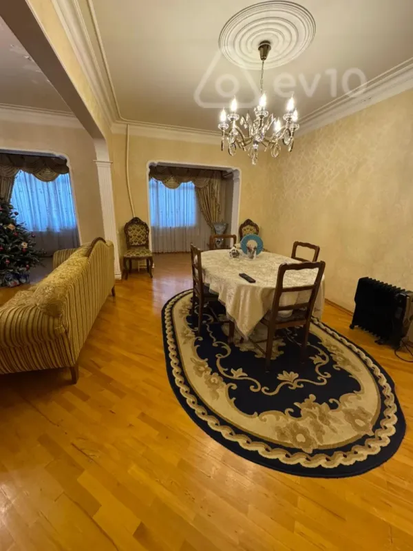 Satılır 5 otaqlı köhnə tikili 120 m²