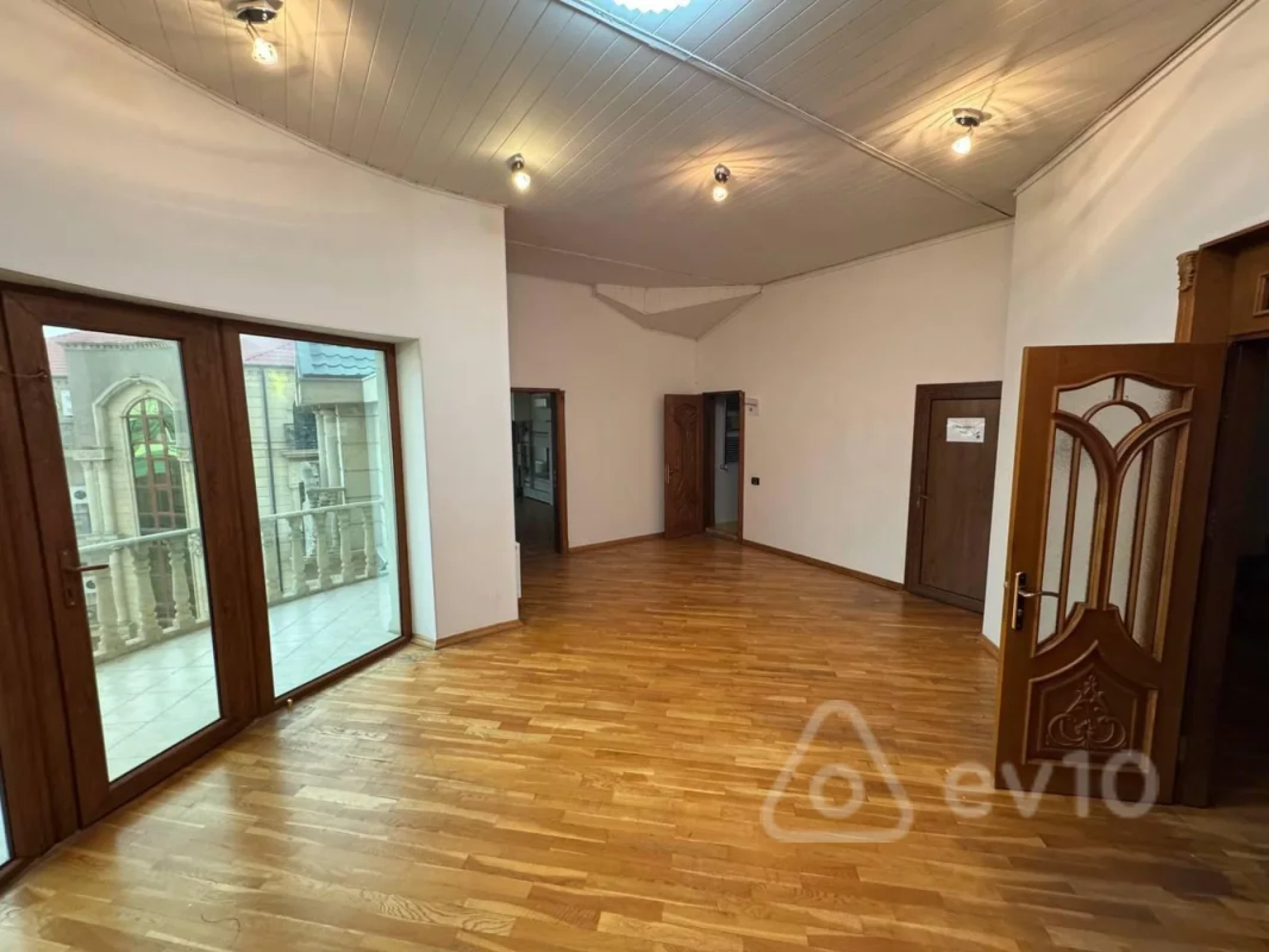 Kirayə verilir 13 otaqlı ofis 1000 m²