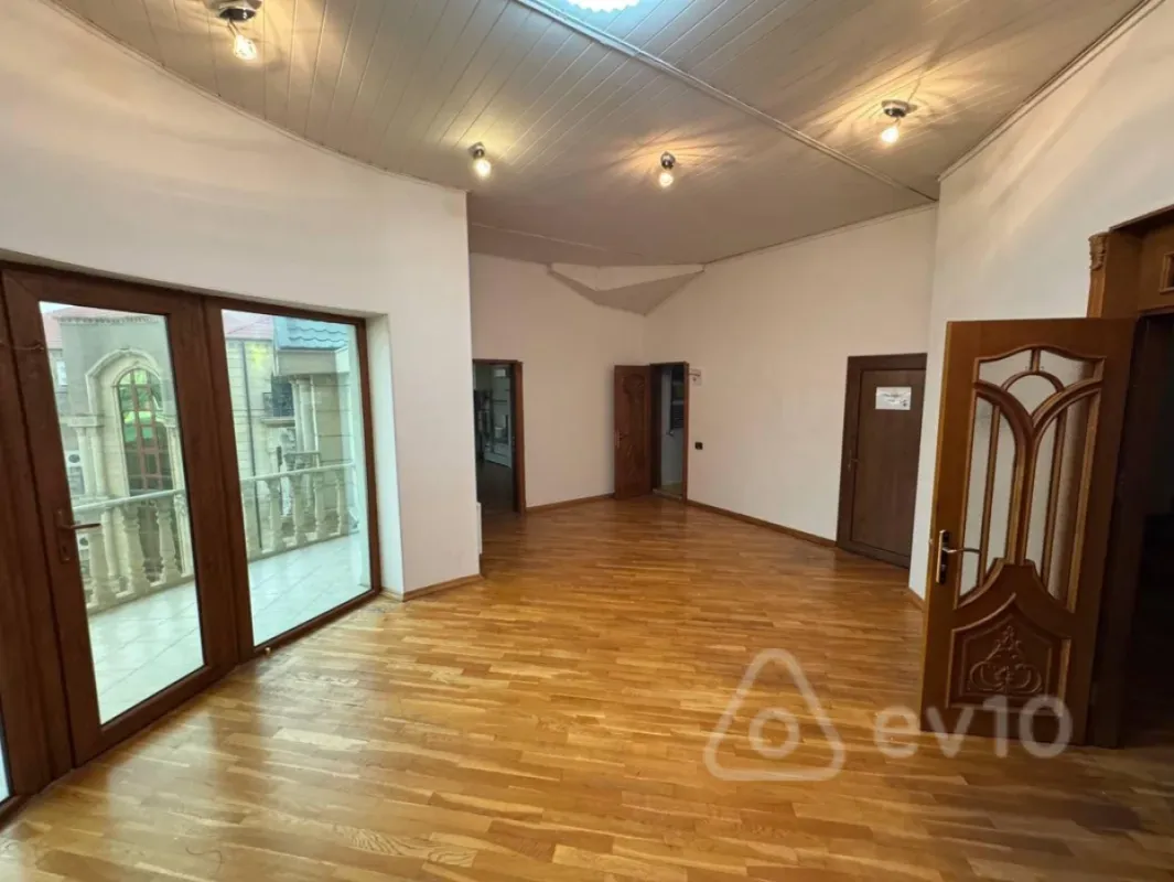 Kirayə verilir 13 otaqlı ofis 1000 m²