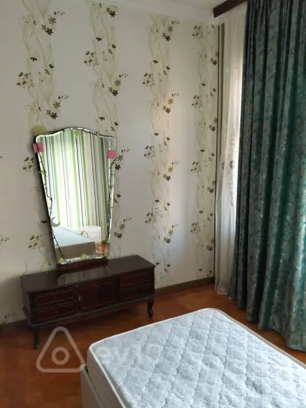 Kirayə verilir 4 otaqlı köhnə tikili 120 m²