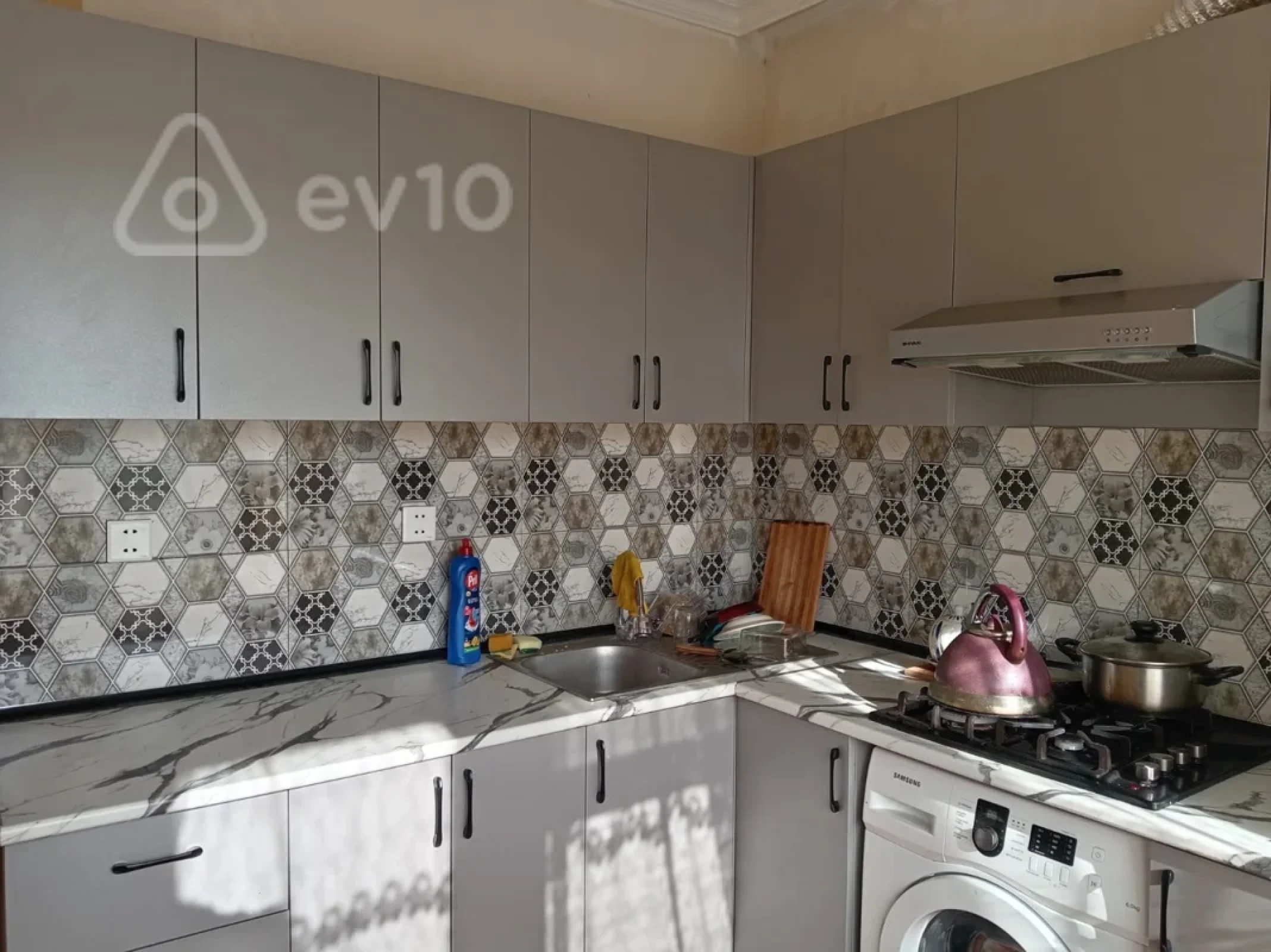 Kirayə verilir 4 otaqlı köhnə tikili 120 m²