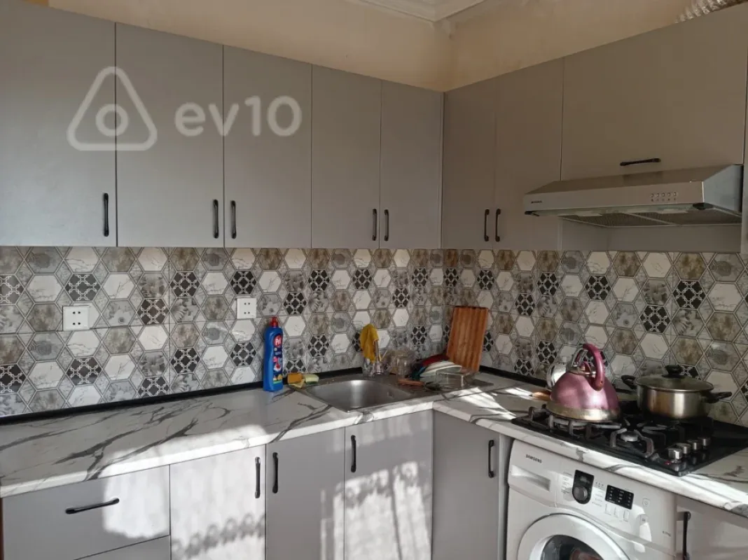 Kirayə verilir 4 otaqlı köhnə tikili 120 m²
