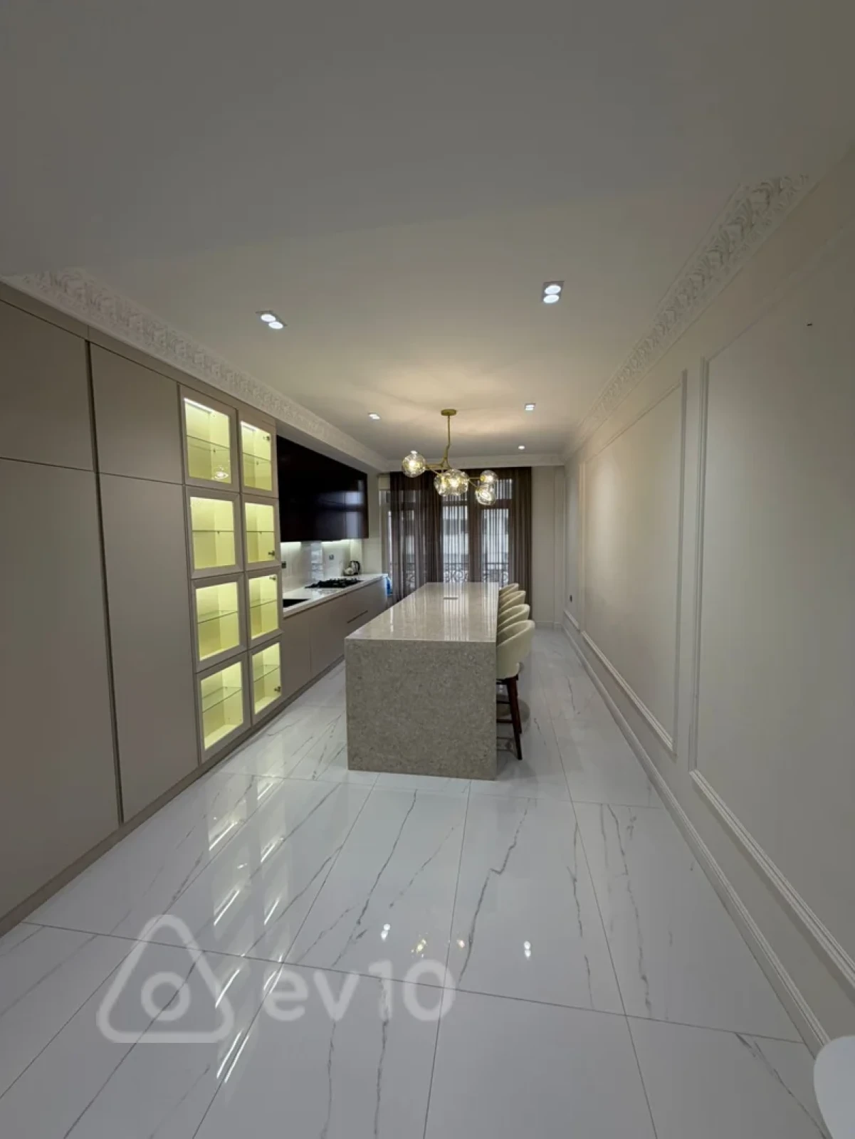 Kirayə verilir 3 otaqlı yeni tikili 180 m²