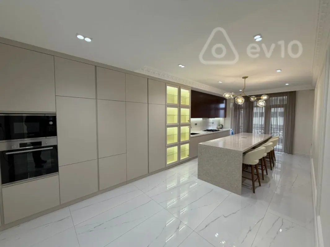 Kirayə verilir 3 otaqlı yeni tikili 180 m²