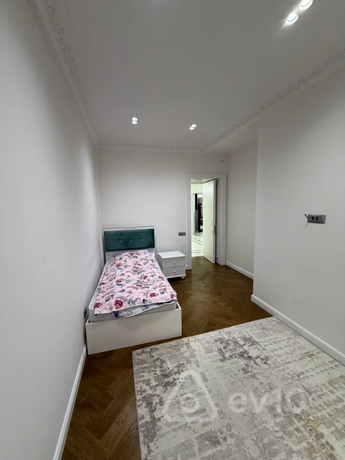 Kirayə verilir 3 otaqlı yeni tikili 180 m²