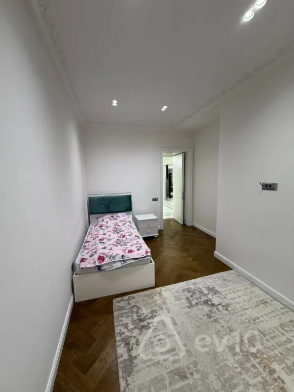 Kirayə verilir 3 otaqlı yeni tikili 180 m²