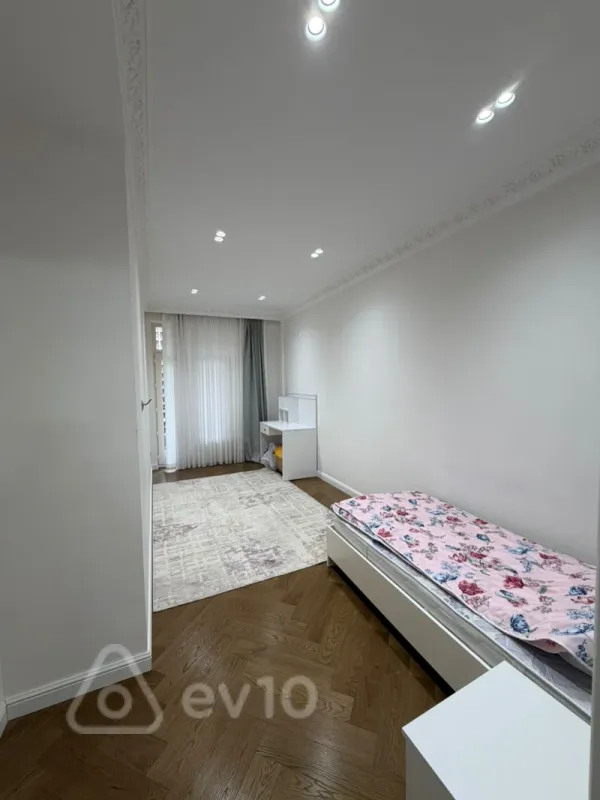 Kirayə verilir 3 otaqlı yeni tikili 180 m²