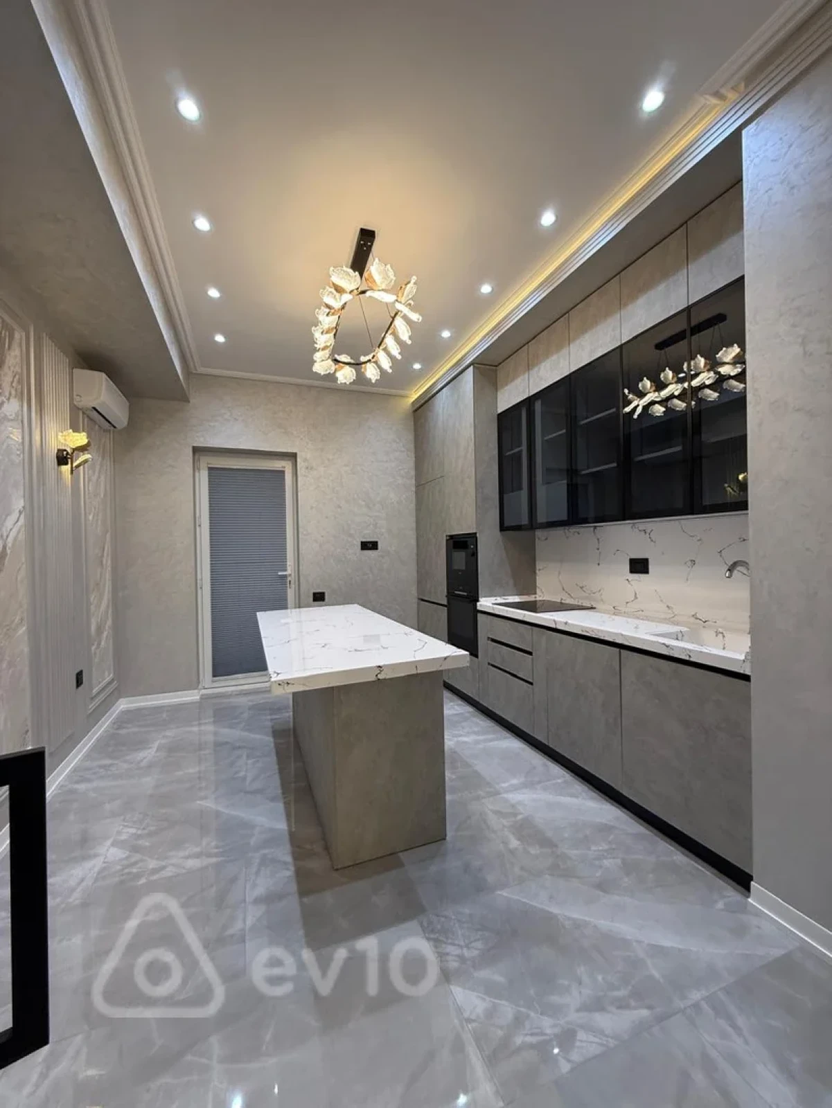 Satılır 3 otaqlı yeni tikili 130 m²