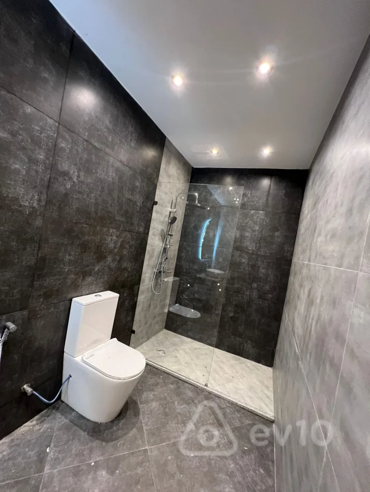 Satılır 7 otaqlı həyət evi 400 m²