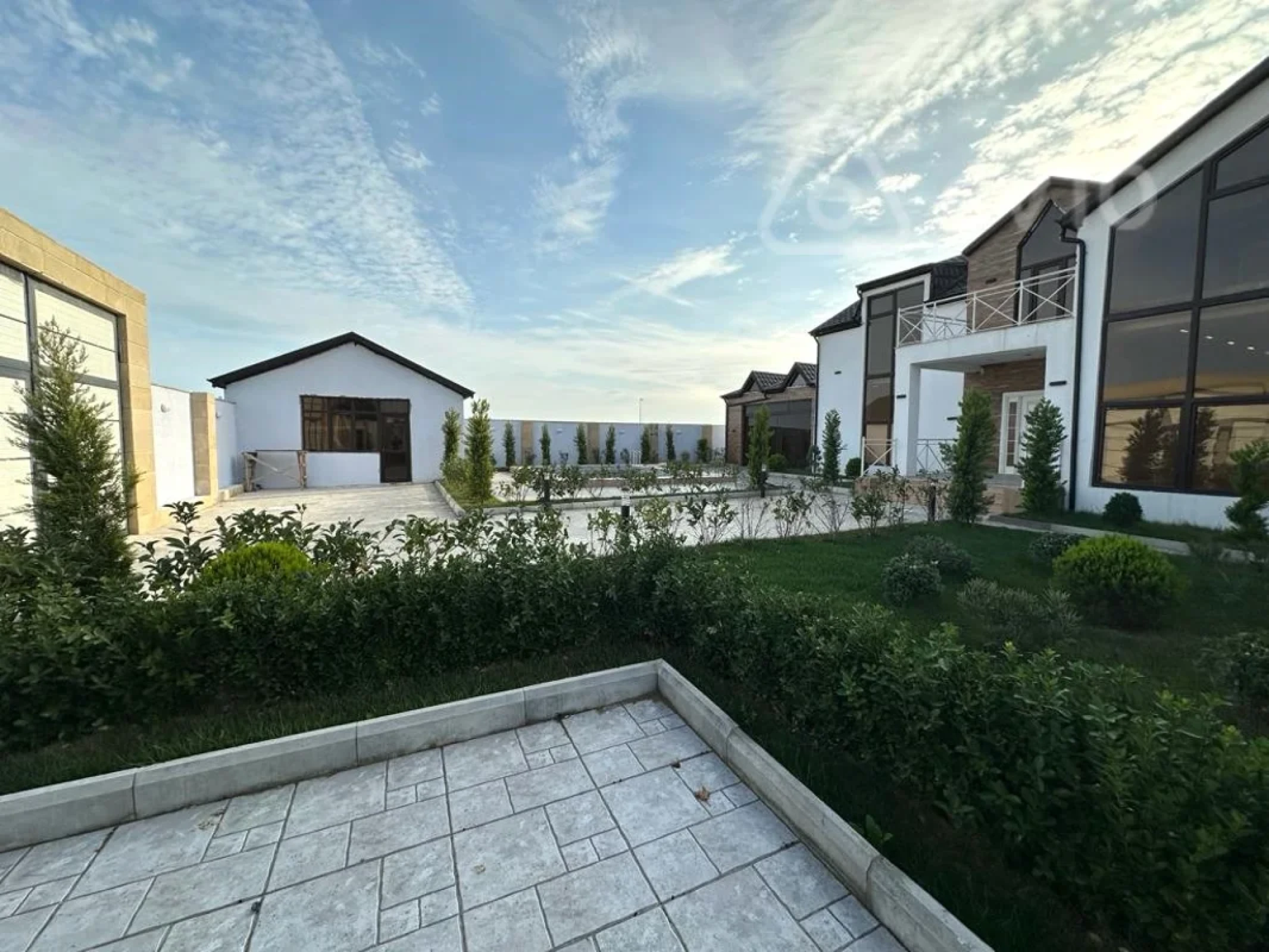 Satılır 7 otaqlı həyət evi 400 m²