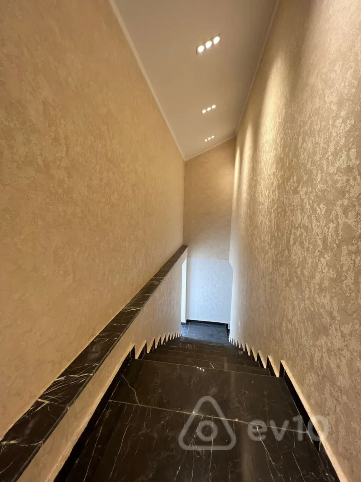 Satılır 7 otaqlı həyət evi 400 m²