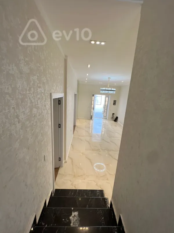 Satılır 7 otaqlı həyət evi 400 m²
