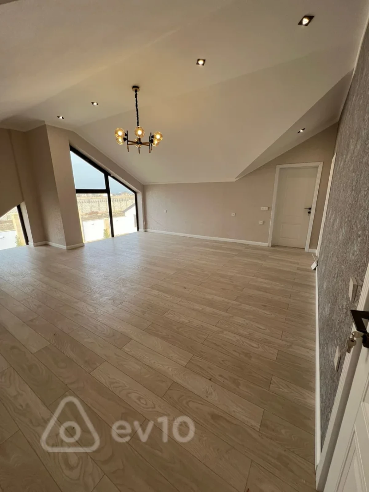 Satılır 7 otaqlı həyət evi 400 m²