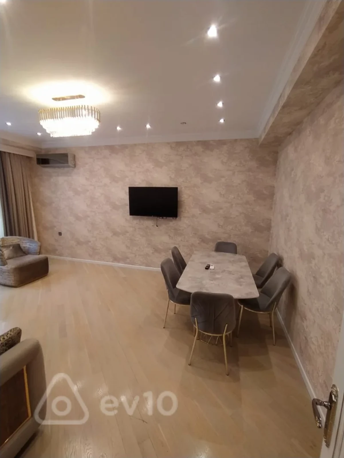Kirayə verilir 3 otaqlı yeni tikili 145 m²