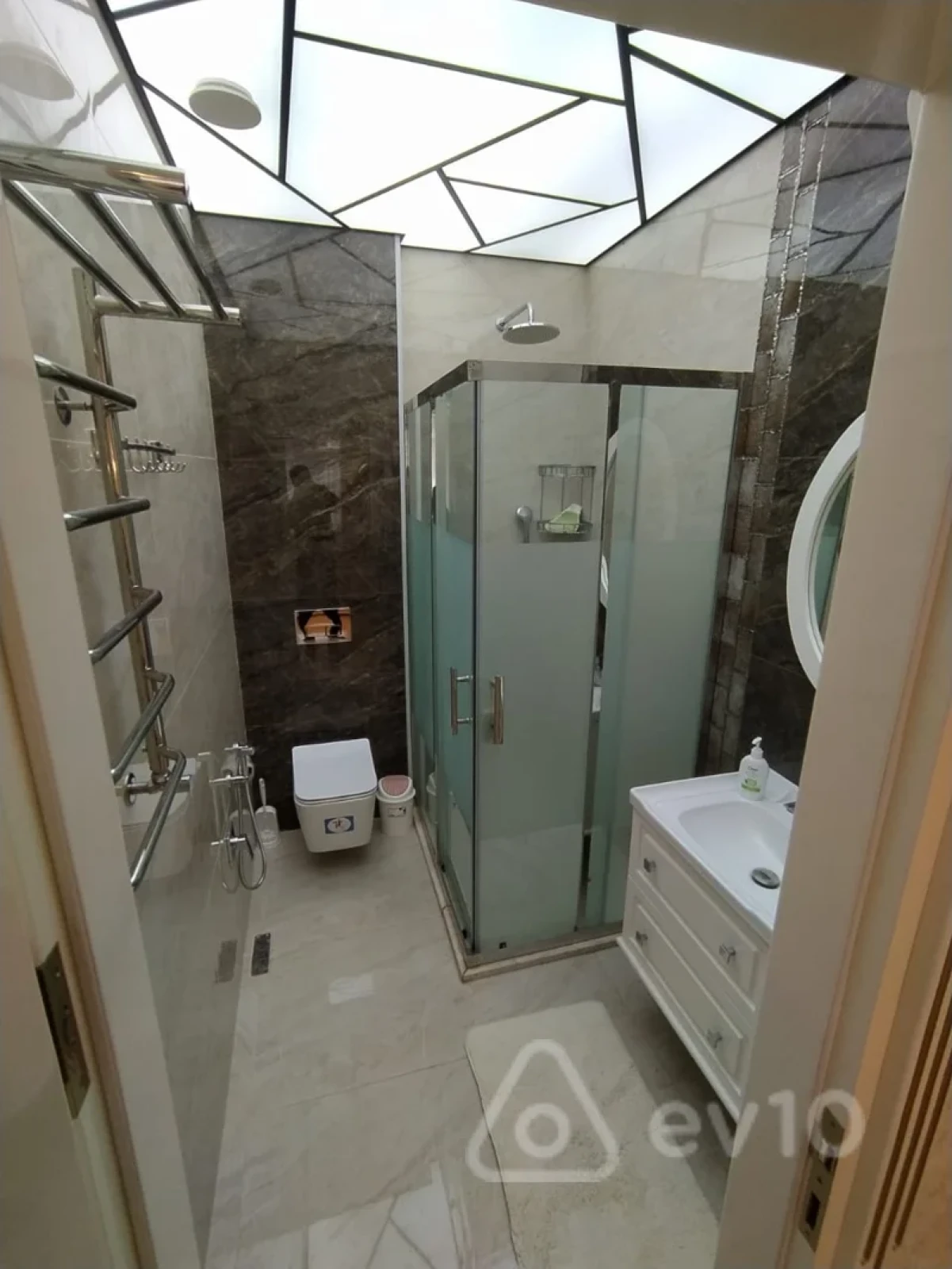 Kirayə verilir 3 otaqlı yeni tikili 145 m²