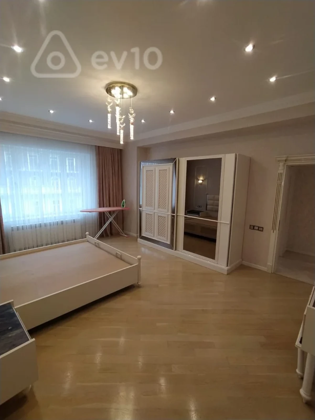 Kirayə verilir 3 otaqlı yeni tikili 145 m²