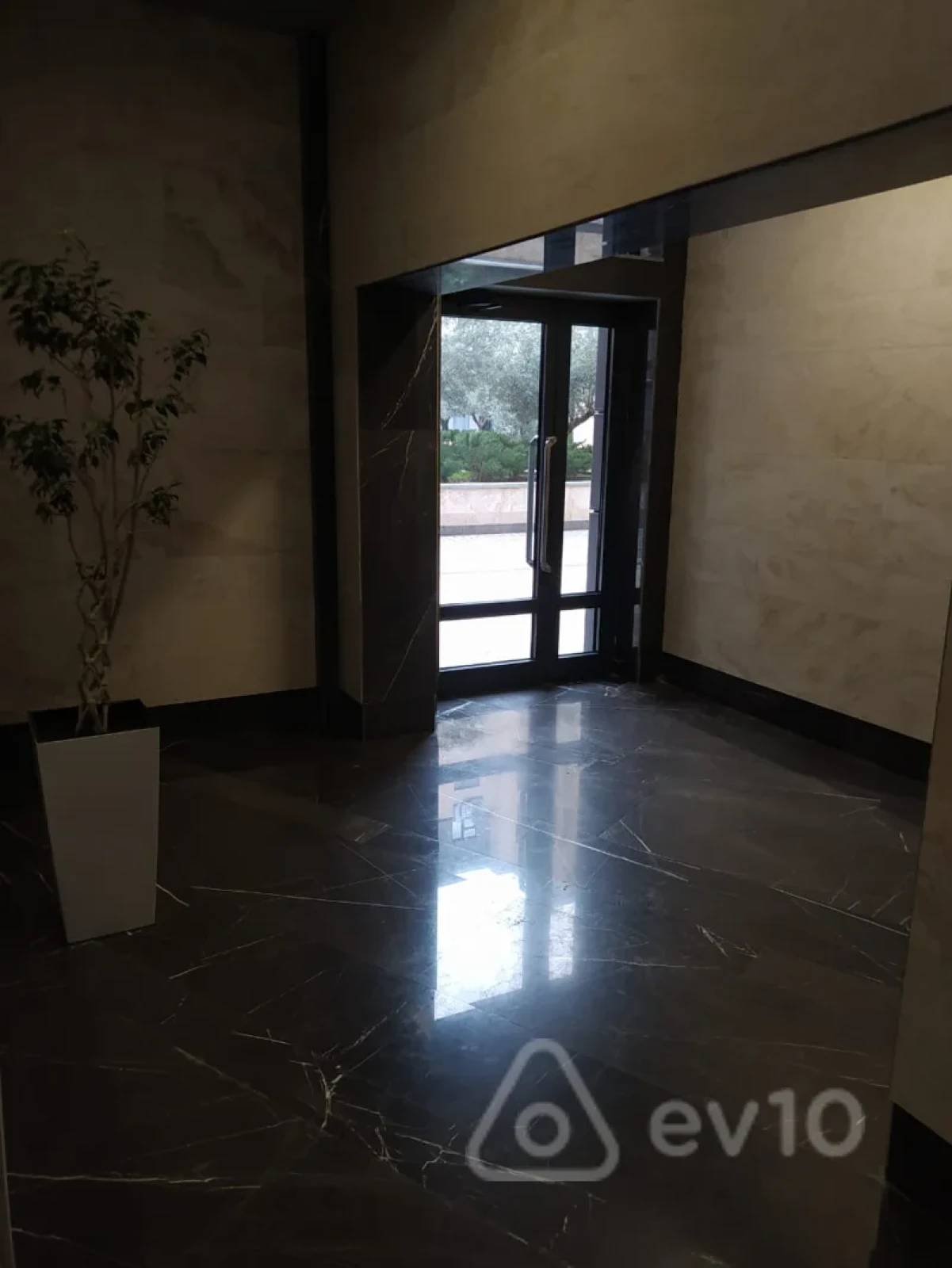 Kirayə verilir 3 otaqlı yeni tikili 145 m²