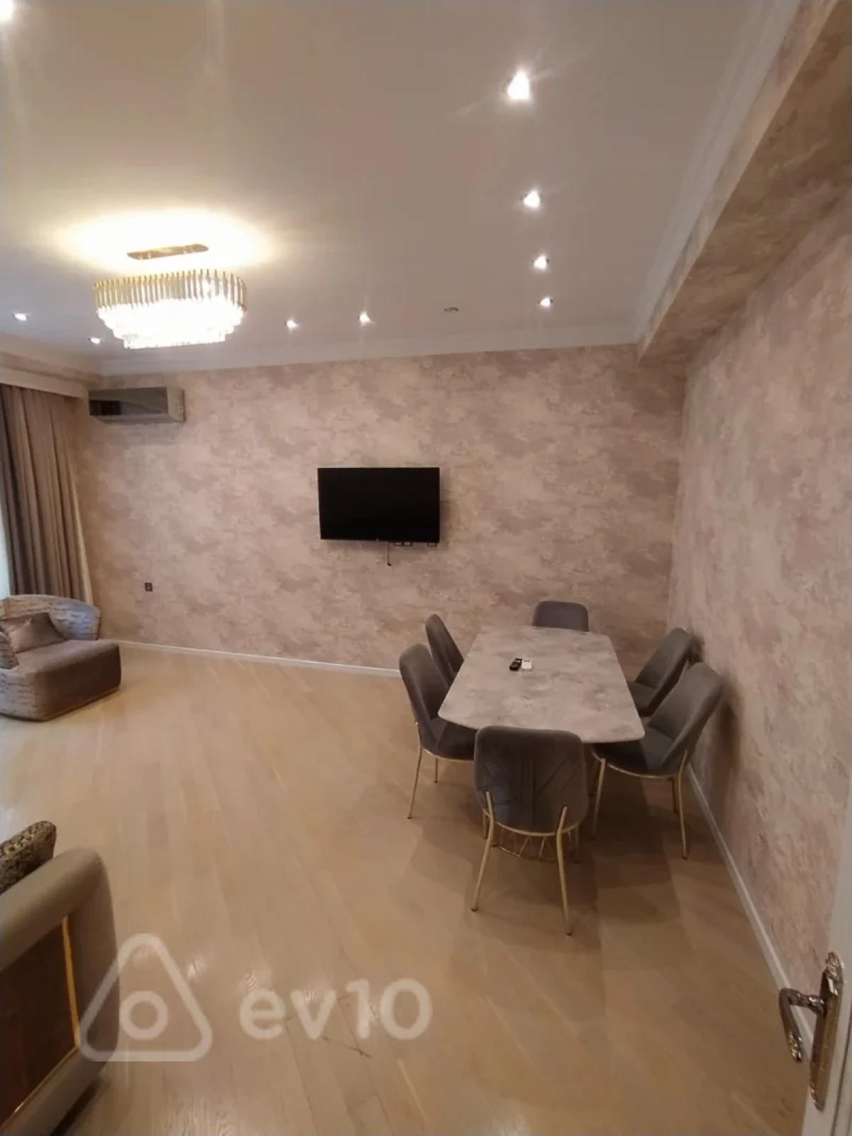 Kirayə verilir 3 otaqlı yeni tikili 145 m²