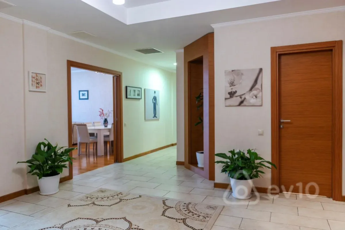 Kirayə verilir 3 otaqlı yeni tikili 170 m²